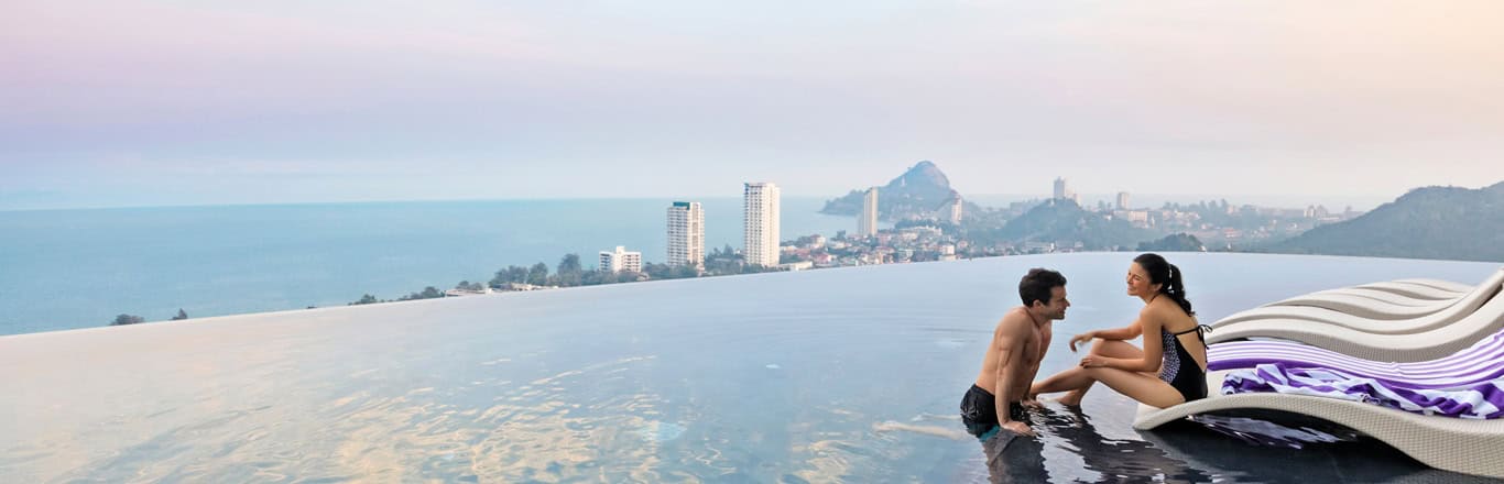 A couple at Holiday Inn Vana Nava Hua Hin’s infinity pool