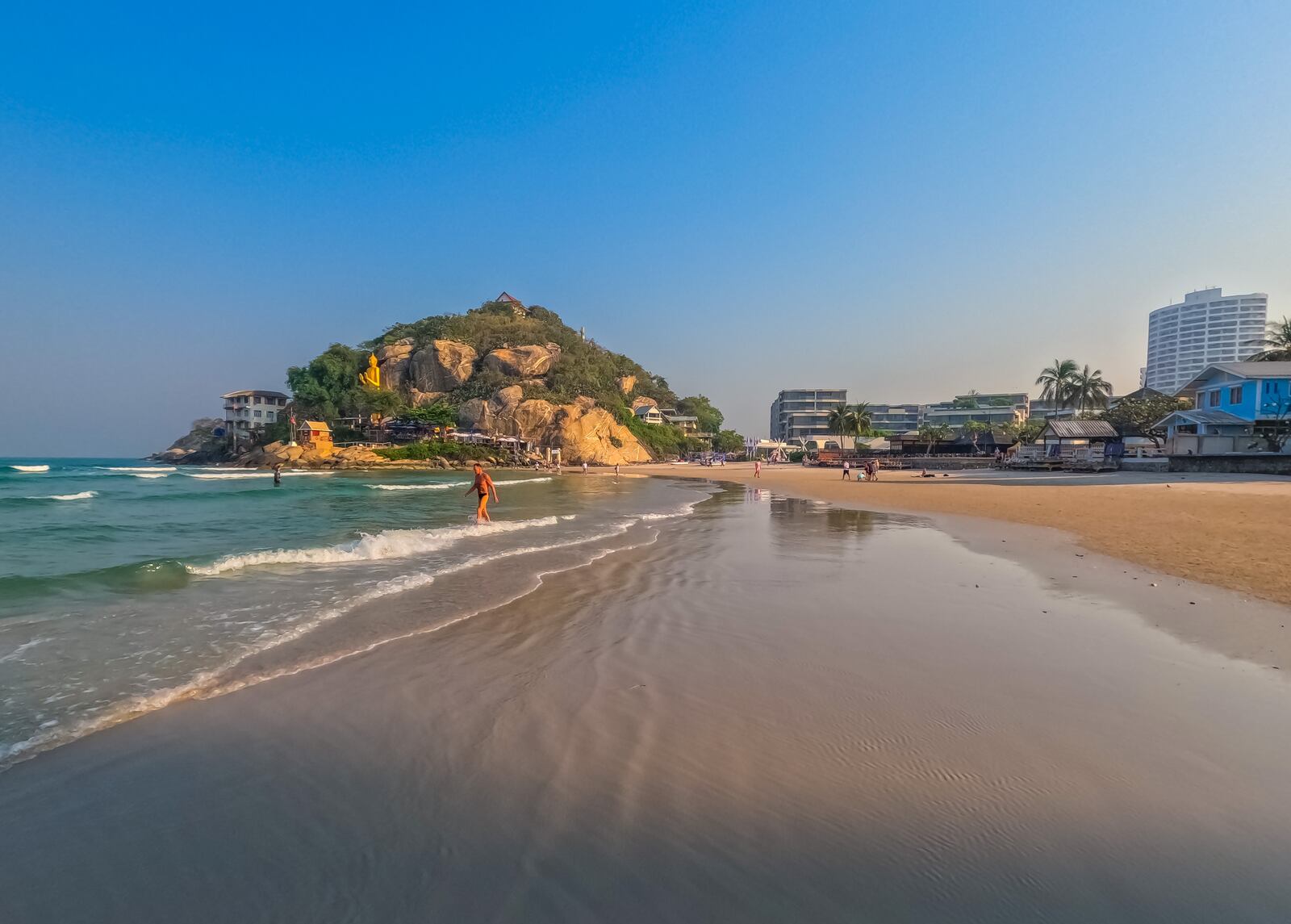 The golden sands and temple at Khao Takiab Beach