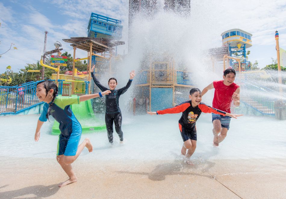 นักท่องเที่ยวกำลังสนุกสนานกับการไปเล่นสวนน้ำวานา นาวา วอเตอร์จังเกิ้ล